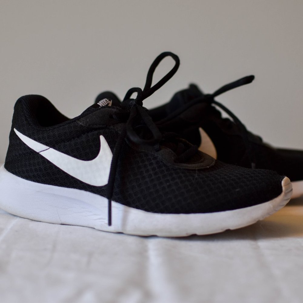 Nike Tanjun Black/White Sneaker Size 7